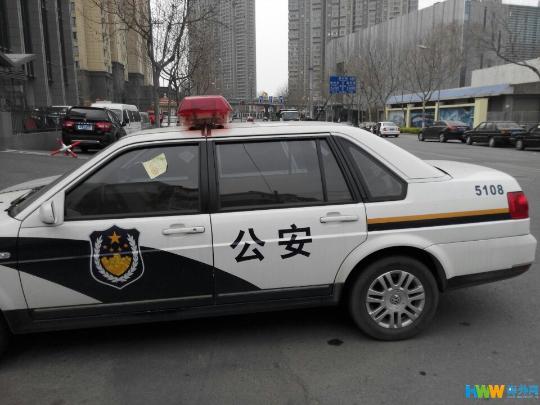 南京警车集体违停惹怒交警 罚单贴满一条街