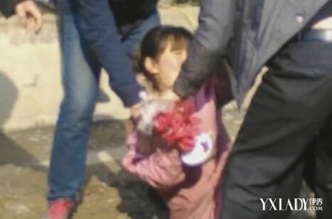 姐妹遭城管飞踹锁喉