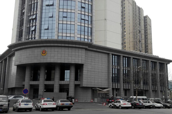 警车集体违停被贴罚单了 真的不是作秀？