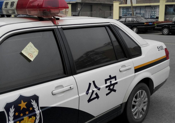 警车集体违停被贴罚单了 真的不是作秀？