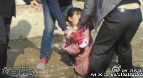 河南：姐妹街头摆摊 遭城管飞踹锁喉