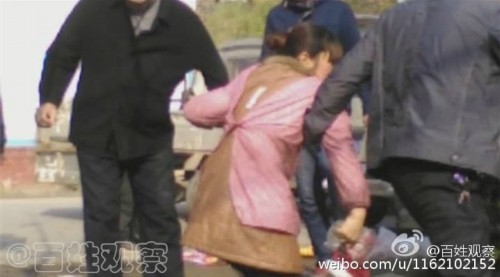 河南：姐妹街头摆摊 遭城管飞踹锁喉