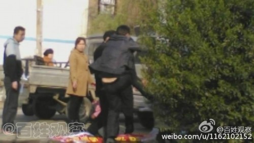 河南：姐妹街头摆摊 遭城管飞踹锁喉