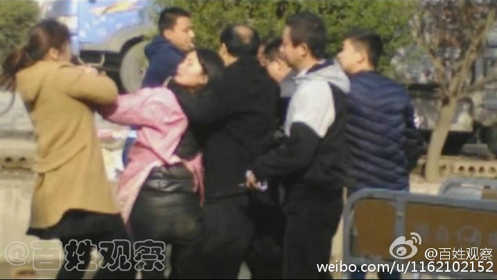 姐妹遭城管飞踹锁喉 连环殴打数分钟残暴画面令人发指！