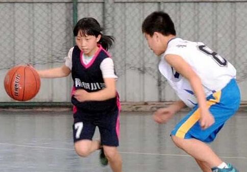 12岁女乔丹上篮视频爆红 被赞中国女篮的未来之星