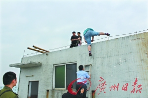 男子千里寻妻未果欲跳楼救援人员将其解救（图）