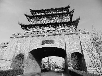 庆城县城门楼上，陆武成的题字“庆城”的落款题名已不见踪迹