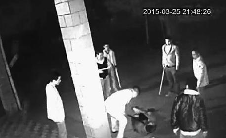11分钟福建砍人视频疯传 黑暗中窜出十多个人上演惊魂一幕