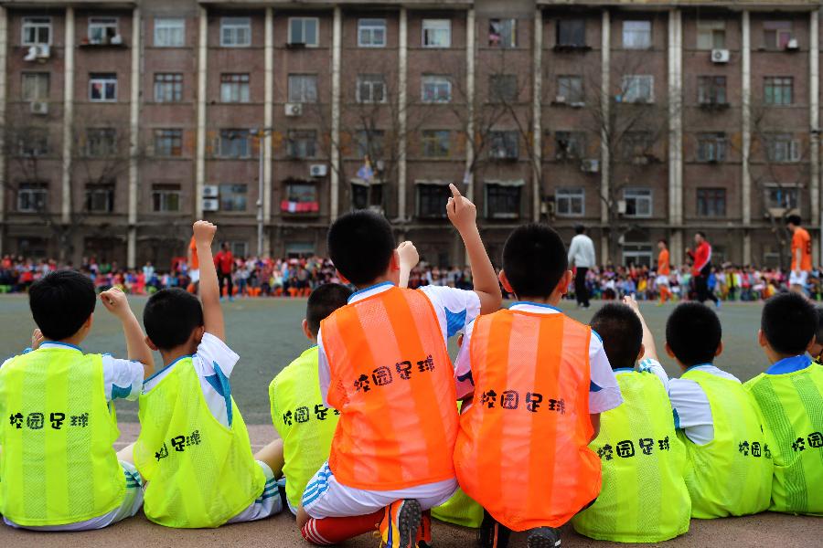 中小学找高校要<a href='http://www.bjxxg.cn/sports/zuqiu/' target='_blank'><u>足球</u></a>老师 电话打爆了