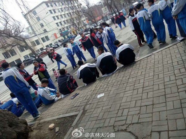 吉林一中学食堂专供教师 学生马路边吃午饭(图)