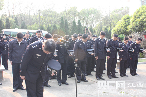 江西省公安厅举行清明祭奠公安英烈活动