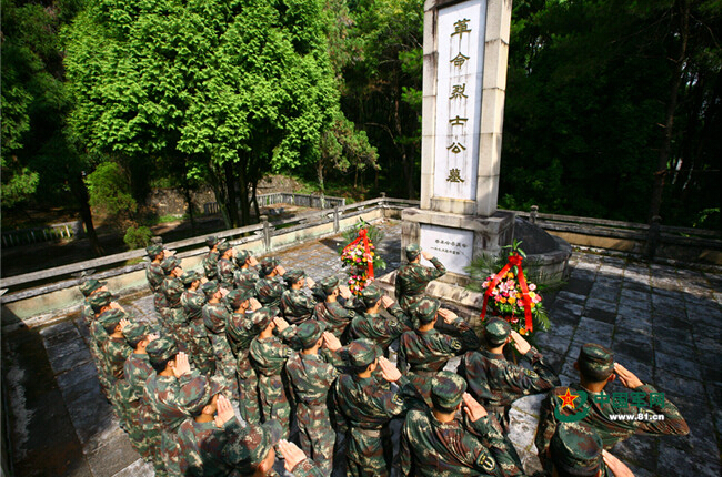清明将至 第二炮兵某部开展缅怀革命先烈祭奠活动
