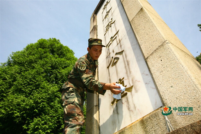 清明将至 第二炮兵某部开展缅怀革命先烈祭奠活动