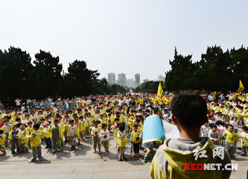 长沙两千师生清明前夕祭奠革命先烈