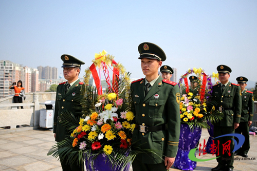 湖南岳阳边防检查站与兄弟单位清明祭扫先烈