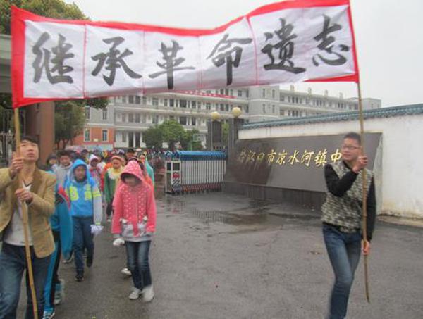 湖北：清明时节雨纷纷 祭奠英烈传遗志