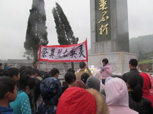 湖北：清明时节雨纷纷 祭奠英烈传遗志