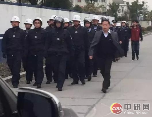 上海200余人围堵派出所打砸警车 女商户耍无赖高喊“城管打人”