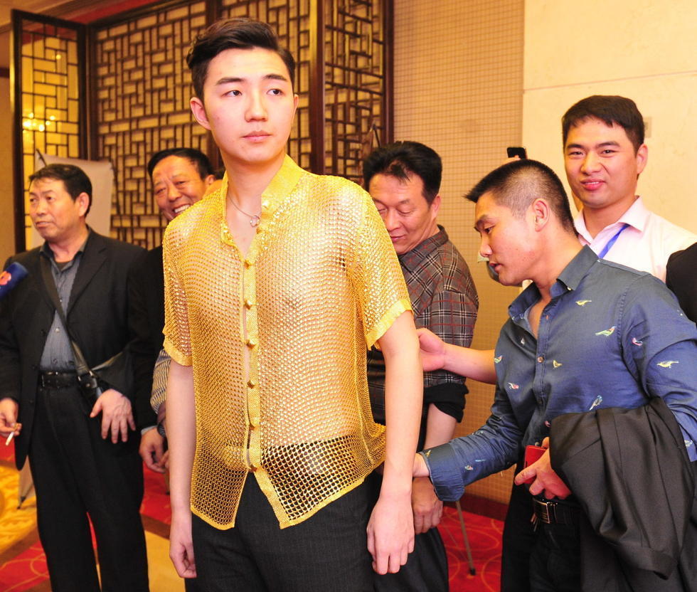 黄金衬衣亮相西安吸引眼球