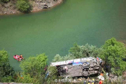 浙江一辆载17人客车坠崖 具体伤亡人数不详（组图）