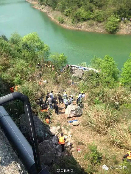 浙江一辆载17人客车坠崖 具体伤亡人数不详（组图）