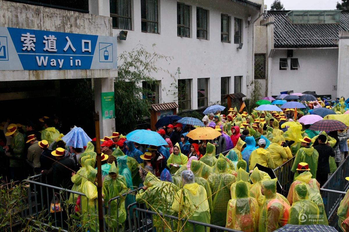 清明小长假各地人头攒动  景区过载：人多 路堵 景同