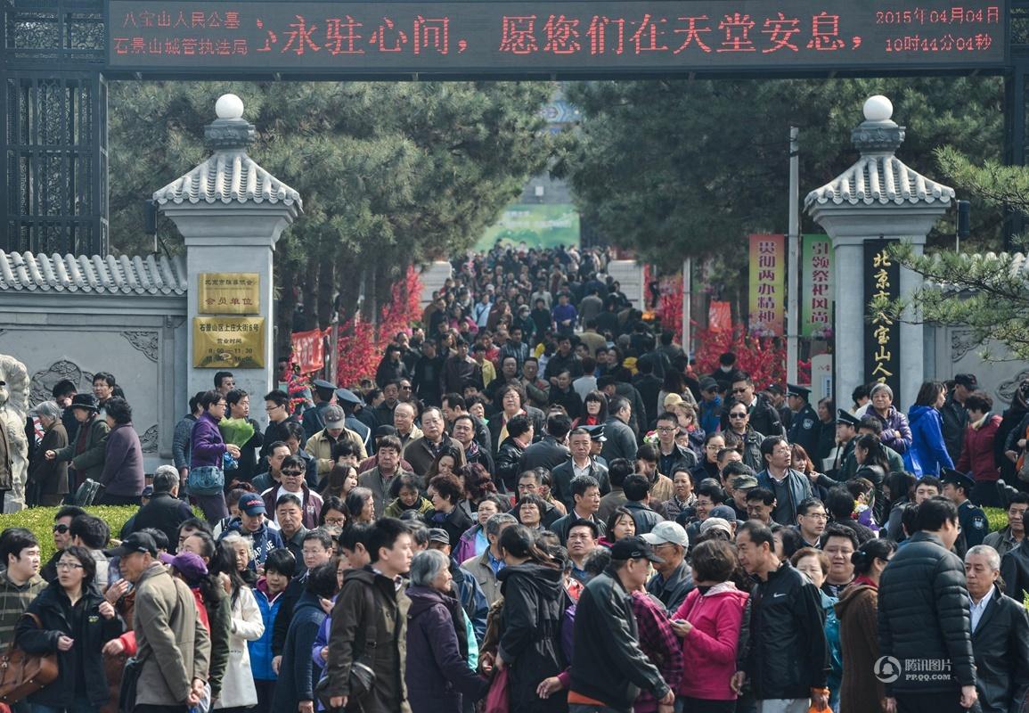 清明小长假各地人头攒动  景区过载：人多 路堵 景同