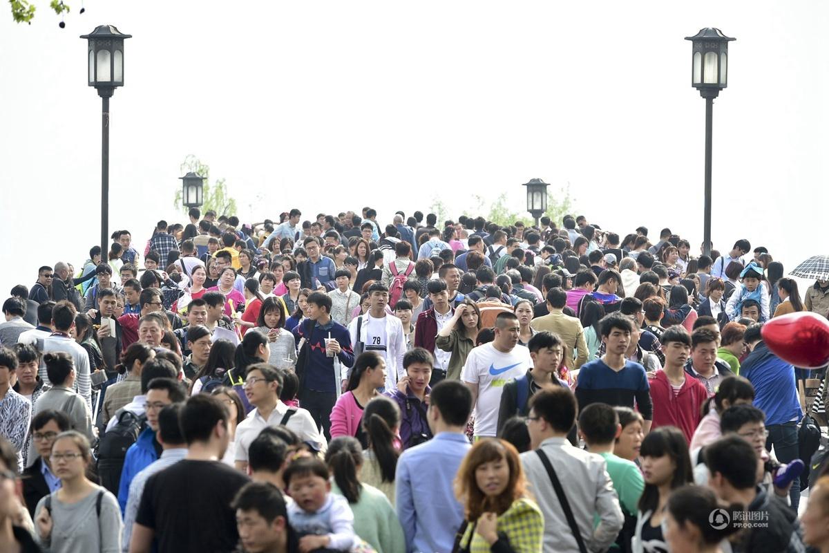 清明小长假各地人头攒动  景区过载：人多 路堵 景同