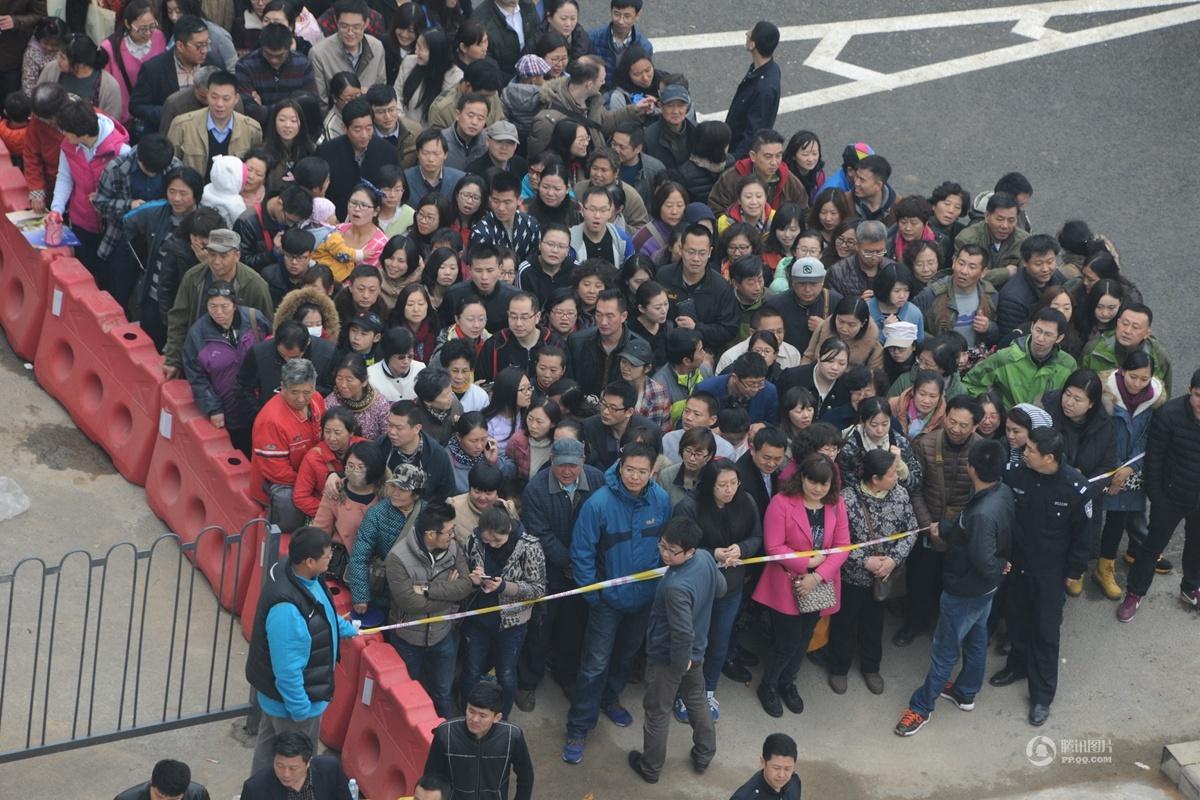 清明小长假各地人头攒动  景区过载：人多 路堵 景同