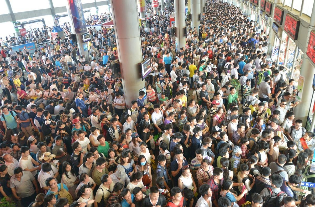 清明小长假各地人头攒动  景区过载：人多 路堵 景同