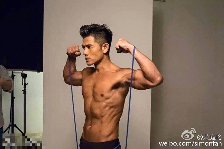 50岁郭富城半裸拍照 不秃不肥肌肉结实(组图)