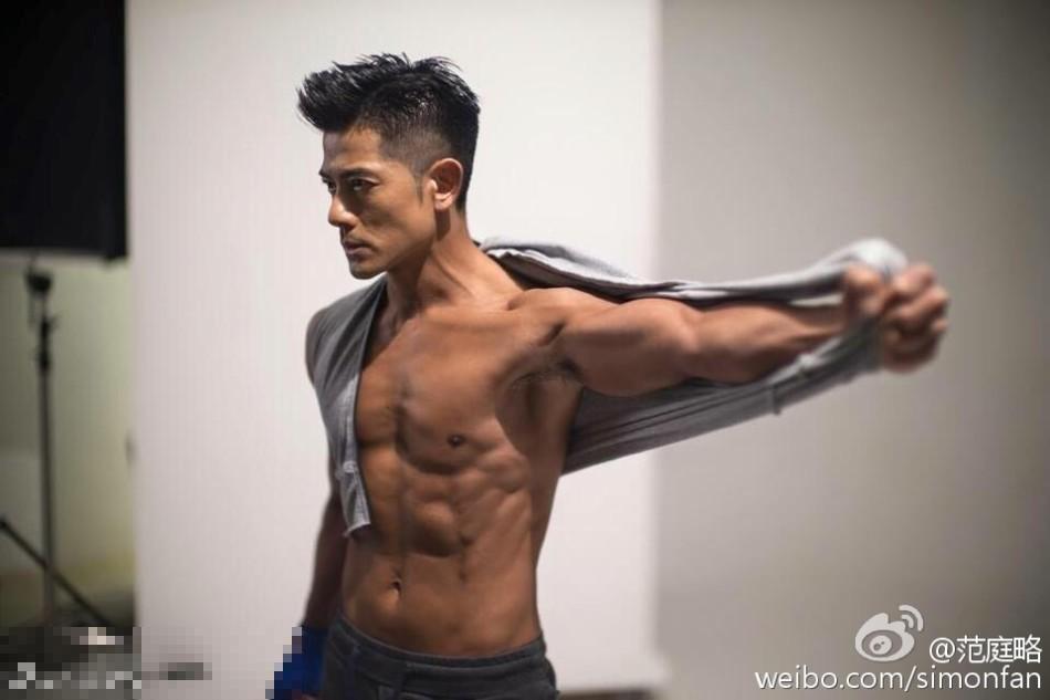 50岁郭富城半裸拍照 不秃不肥肌肉结实(组图)