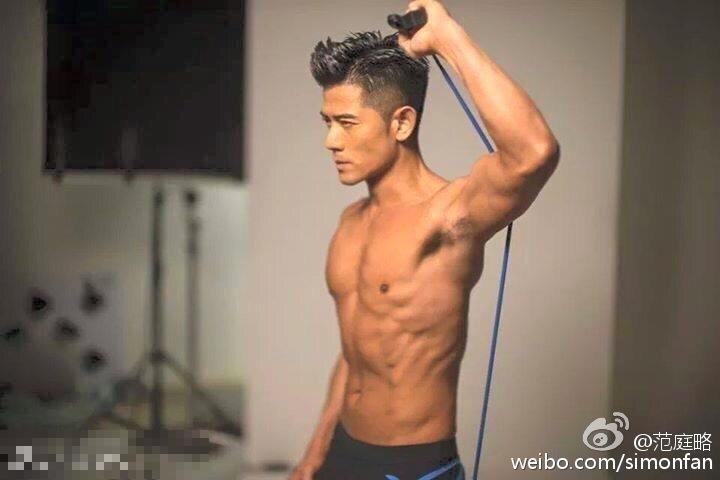 50岁郭富城半裸拍照 不秃不肥肌肉结实(组图)