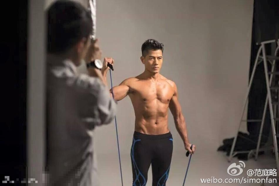 50岁郭富城半裸拍照 不秃不肥肌肉结实(组图)