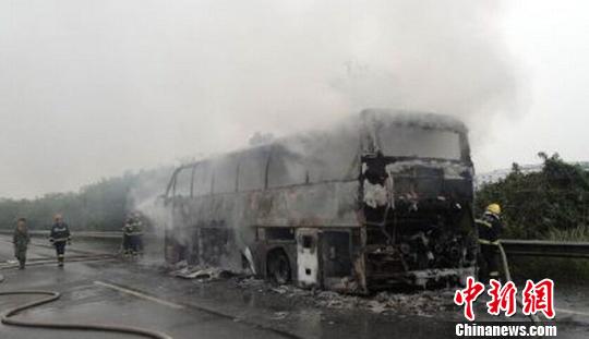 广西载41人大巴车自燃被烧成骨架 无人员伤亡(图)
