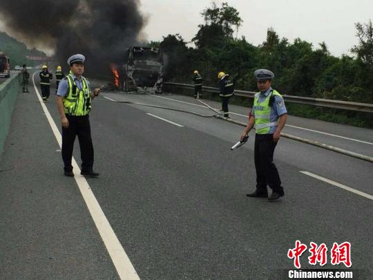 广西载41人大巴车自燃被烧成骨架 无人员伤亡(图)