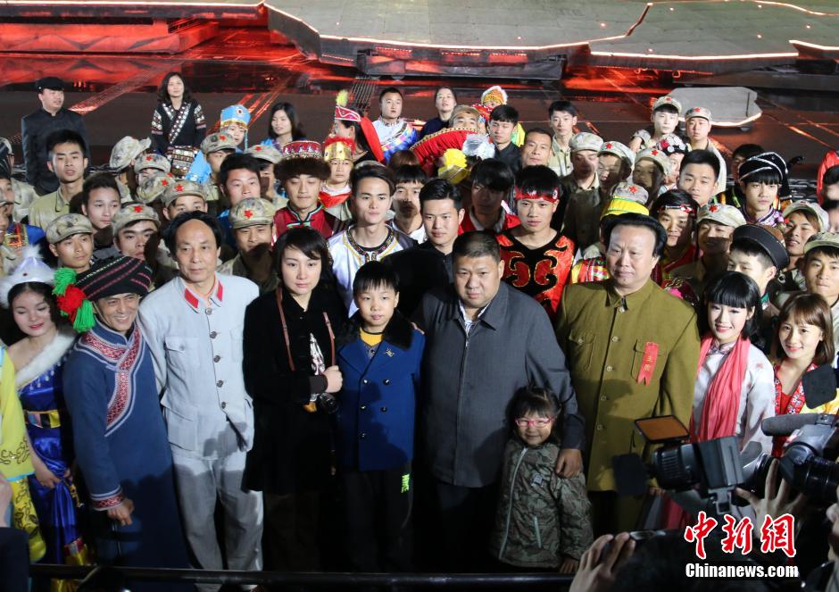 毛新宇回韶山扫墓全程实拍 毛新宇一家观看中国出了个毛泽东合影照