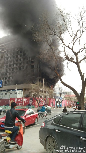 石家庄钻石广场现场画面曝光 滚滚浓烟市民恐慌