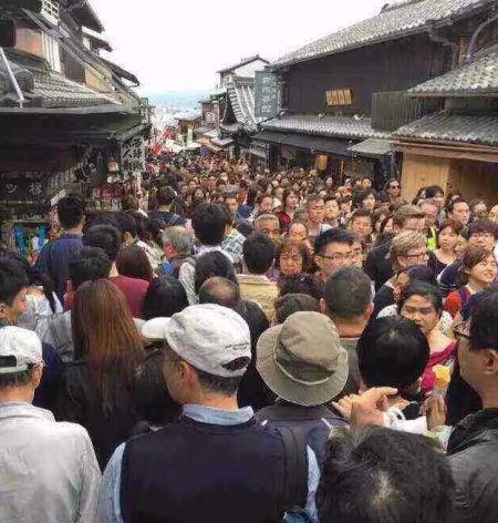 中国游客挤爆日景区赏樱 清明期间日本京都“沦陷”