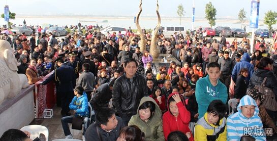 上海连夜排队买房 开发商对“涨价”慎之又慎