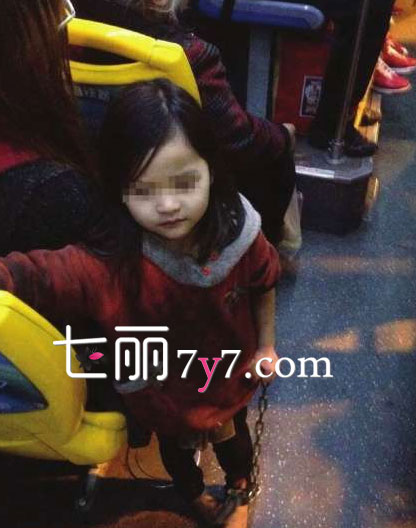 网曝长沙小女孩手光脚拿铁链乘公交 监控未发现拐卖行为不立案