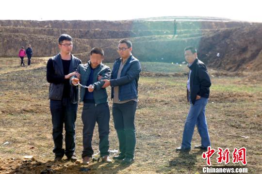 山西忻州警方破获一起特大持枪入室抢劫强奸杀人案。两名受害者被犯罪团伙活埋于墓穴死亡，其中一名同伙因分赃不均被枪杀，目前其他犯罪嫌疑人已悉数落网。图为警方在挖开墓地找到被绑架夫妇的尸体。　警方供图　摄