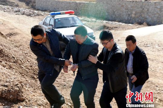 山西忻州警方破获一起特大持枪入室抢劫强奸杀人案。两名受害者被犯罪团伙活埋于墓穴死亡，其中一名同伙因分赃不均被枪杀，目前其他犯罪嫌疑人已悉数落网。图为警方在挖开墓地找到被绑架夫妇的尸体。　警方供图　摄