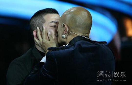 乐嘉(微亲吻男选手胡白。