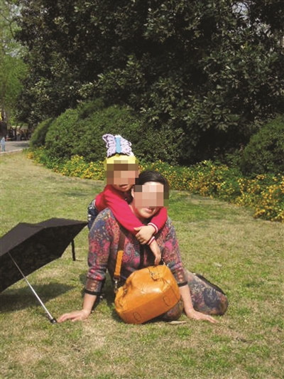 南京遭虐打男童想念养母 到派出所见面未果大哭(图)