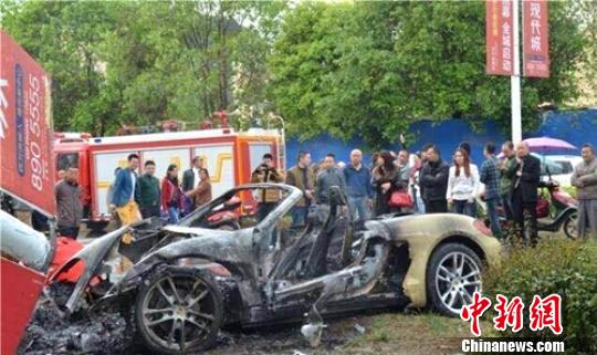 四川射洪发生一起交通事故轿车起火燃烧 致1死1伤