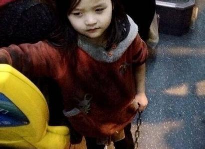 女孩手拿铁链乘公交涉嫌拐卖 画面堪比卖火柴的小女孩