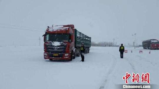 内蒙古阿右旗四月飘雪 戈壁交警指挥忙