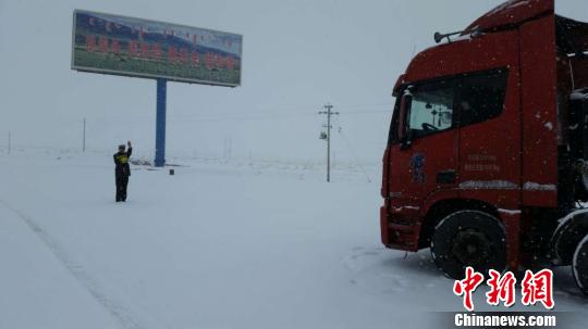 内蒙古阿右旗四月飘雪戈壁交警指挥忙