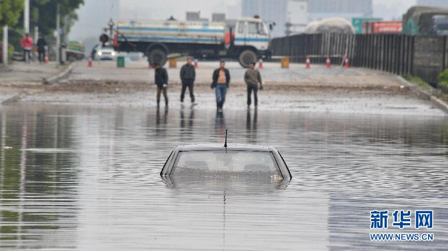 长沙暴雨袭城致内涝 车主花3000元拖车